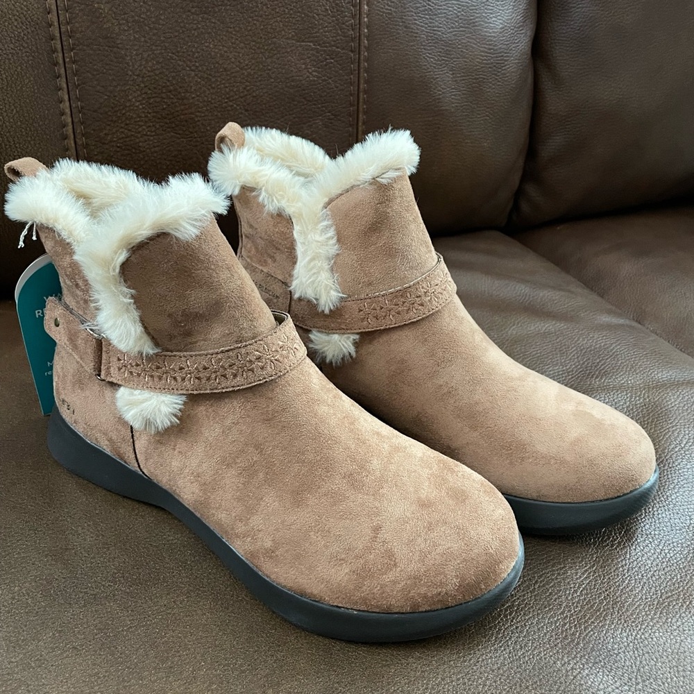 JBU Nomadic boot. NWT. Size 8.5
